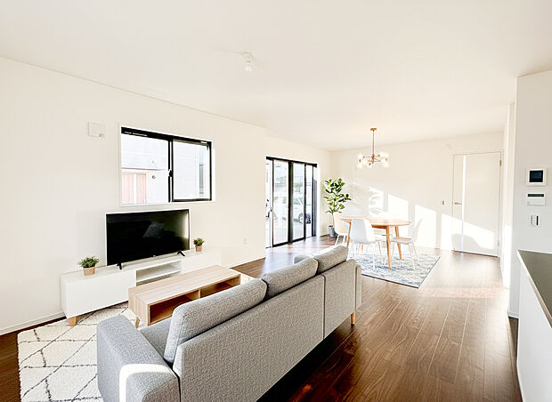 【リビング】南に大きく面した掃出し窓から光が降りそそぐ開放的なリビング。大きな窓からは、太陽のやわらかな光はもちろん、年中爽やかな風が吹き抜けます。自然の恵みが、快適で心地の良い空間を演出してくれますね。