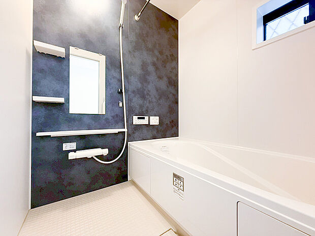 【ユニットバス】ユニットバスはゆったりとくつろげる1坪タイプ。足までしっかりと伸ばせる浴槽は、心身ともにしっかりと疲れを癒してくれます。お子様とも一緒に浸かれ、ご家族みんなで一緒にバスタイムを楽しめますね♪