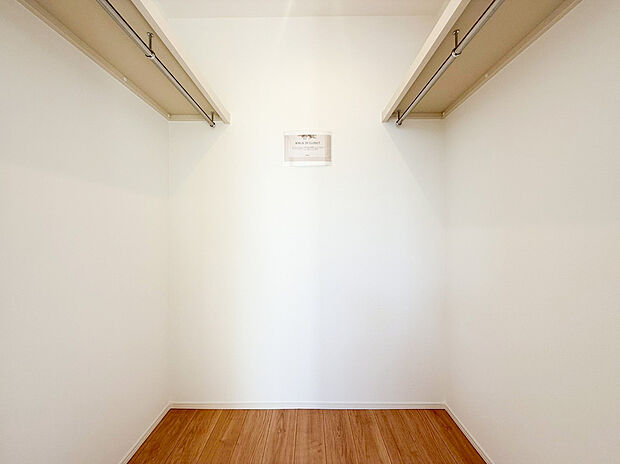 【ウォークインクローゼット】ウォークインクローゼットのある住まいで収納上手な生活を実現！衣類だけでなく、箱物や思い出の品もたっぷり収納できますので、整理整頓おしまい頂けたら居室空間をより広々とお使いいただけます！