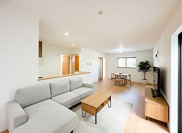 【リビング】広々したLDKは、壁面が少なく、家具配置の自由度が高い開放的な大空間です。ご家族の笑顔が集まる、至福の団らん空間を現地でご体感ください！