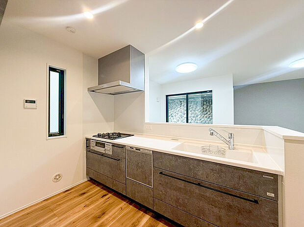 【キッチン】リビング対面式のカウンターキッチンですので、出来上がったお料理をカウンターに並べてお子様が運ぶなど、お手伝いの時間も増えそうですね！ご家族と会話をしながらお料理を楽しめ一体感を感じられるキッチン仕様。