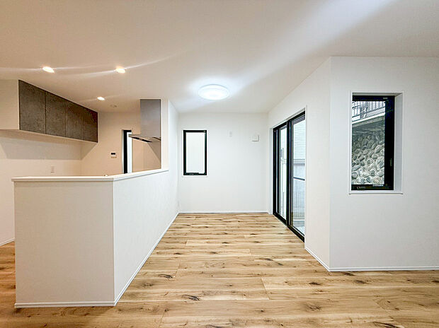 【リビング】ＬＤＫのメインとなる大きな窓。大きめの開口部から暖かい日差しが長い時間射し込みます。天気の良い日は是非窓を開けて風通しの良さもご体感下さい。明るいＬＤＫがご家族団欒の時を包みます。