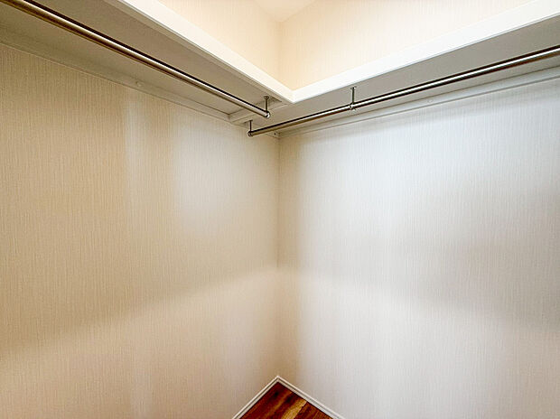 【ウォークインクローゼット】ウォークインクローゼットのある住まいで収納上手な生活を実現！衣類だけでなく、箱物や思い出の品もたっぷり収納できますので、整理整頓おしまい頂けたら居室空間をより広々とお使いいただけます！