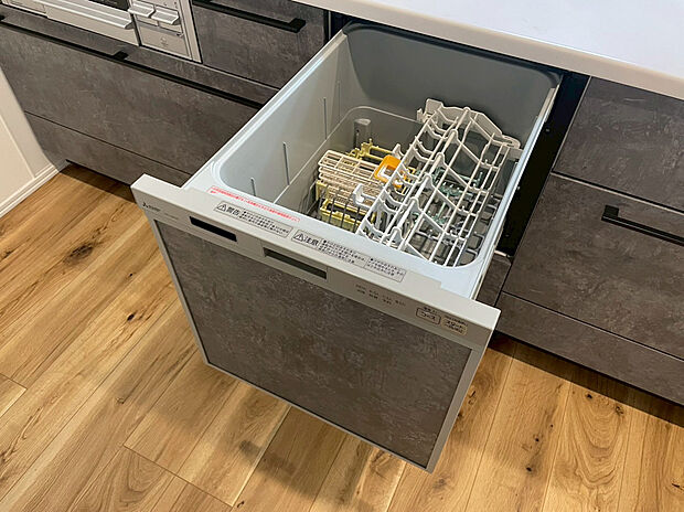 【食洗機】食器洗乾燥機付きで家族の食器もピカピカ。後片付けもラクラクこなせて、環境にもママの手にも優しい設備です。システムキッチン内に納まっているので、お料理の邪魔にもならずスッキリ快適にご利用いただけます。