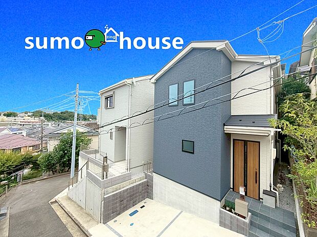 【洗練されたデザイン】閑静な住宅地で子育て家族にピッタリ。毎日のお散歩も快適な緑に恵まれたエリアで、自然に包まれた穏やかな暮らしを実現するための、ゆとりある住環境が整っています。緑の潤いを感じながらホッと生活できそう。