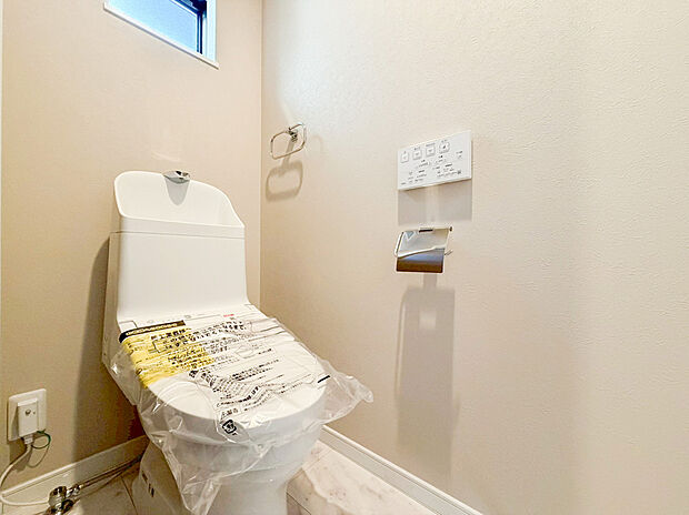 【ウォシュレットトイレ】洗浄機能付き便座を標準装備。冬の寒い時期には暖房機能も活躍。快適にご利用いただけます。