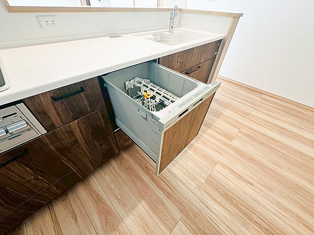 【食洗機】食器洗乾燥機付きで家族の食器もピカピカ。後片付けもラクラクこなせて、環境にもママの手にも優しい設備です。システムキッチン内に納まっているので、お料理の邪魔にもならずスッキリ快適にご利用いただけます。