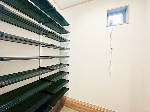 【シューズインクローゼット】大容量のウォークインシューズクローゼットが嬉しい住まい。ご家族全員の靴はもちろん、お子様のおもちゃやベビーカー、パパのゴルフバック、カー用品などかさ張る物もスッキリまとめておしまい頂けます。