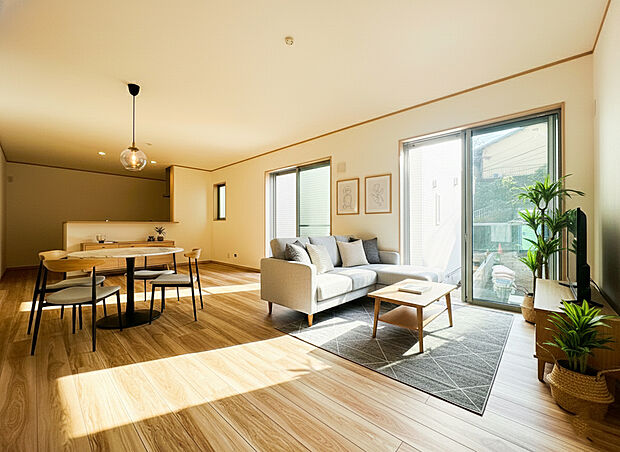 【リビング】ＬＤＫのメインとなる大きな窓。大きめの開口部から暖かい日差しが長い時間射し込みます。天気の良い日は是非窓を開けて風通しの良さもご体感下さい。明るいＬＤＫがご家族団欒の時を包みます。