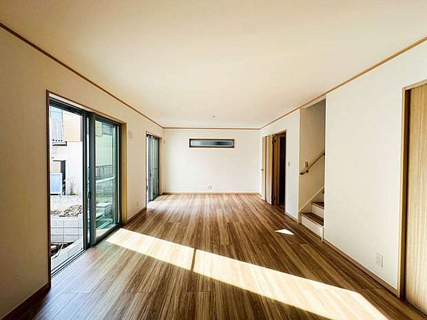 【リビング】空気もクリーンでご家族に優しい床暖房付。足元からポカポカ温めるので空気を乾燥させることがなく、小さなお子様やお肌を気にする女性にもピッタリ。暖かな部屋に自然と集まるので、団らんの時間が増えますね！