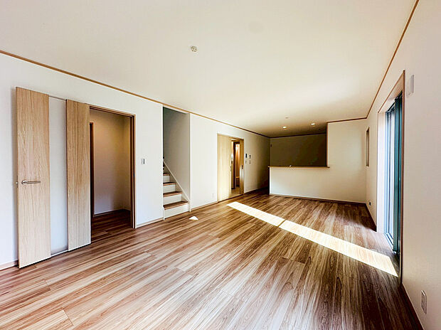 【リビング】大切なご家族が集まるからこそＬＤＫはこだわりたいですよね！休日はおひさまの光をたっぷりと取りこめるリビングでゆったりと過ごしませんか？子供たちが元気に笑いながら走り回っている姿が目に浮かぶ空間です。