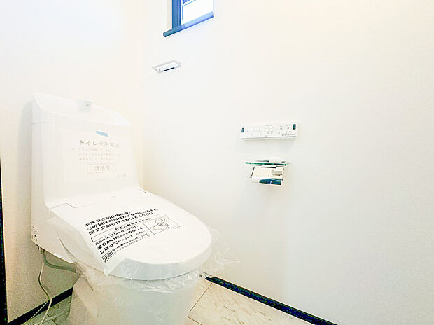 【ウォシュレットトイレ】洗浄機能付き便座を標準装備。冬の寒い時期には暖房機能も活躍。快適にご利用いただけます。