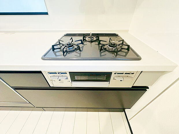 【システムキッチン】新しいキッチンは食事の支度が捗ります。お手伝いをしてくれるお子様と並びながら準備や片付けが出来るキッチンは、ご家族のコミュニケーションを育む場として活躍します。何気ない時間ですが、大切にしたいですね。