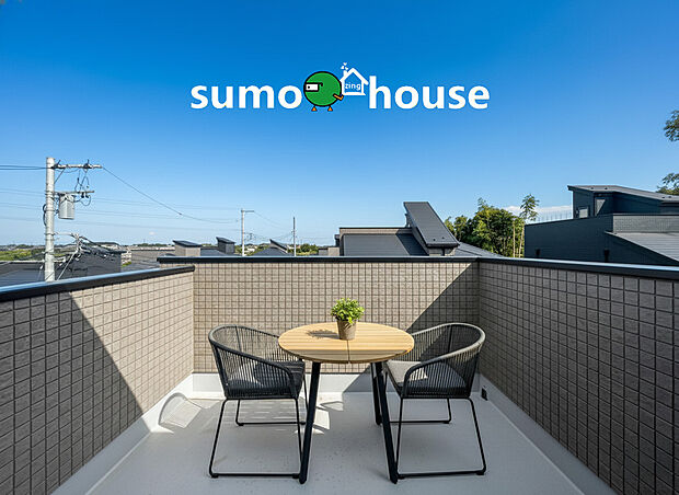 【洗練されたデザイン】思わず大きく深呼吸したくなるルーフバルコニーは空が青く、近く、広く感じる事が出来ます。周囲には高い建物のないエリアですので、どこまでも見渡せます。隅々まで陽が差しこみ、お洗濯物もあっという間に乾きそう