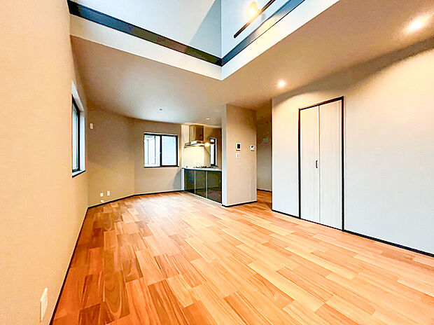 【リビング】一日の中で多くの時間を過ごすことになる住まいだからこそ、いつも穏やかな空間であるように心掛けています。構成する建材などへの配慮が、住まう方の健康を守ります。ワンランク上の「オンリーワンの家」を提供。