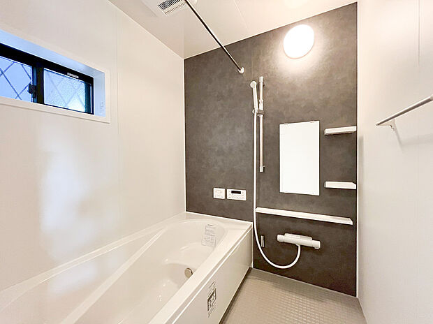 【ユニットバス】ご家族との憩いの場として、一日の疲れを癒す場として、ゆったりと足を伸ばしてくつろげる綺麗で清潔感のある色味の浴室。気持ちの良い光と爽やかな風をたっぷりと取りこめる開閉式の窓も設置しています。