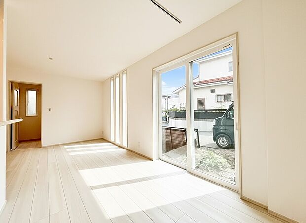 【リビング】20帖の広々ＬＤＫは導線もしっかりと取れているので、ダイニングテーブルやソファー、ローテーブルなどの家具もしっかりと配置できます。ゆったりとした広さの空間でご家族だんらんの時間をお過ごしください。