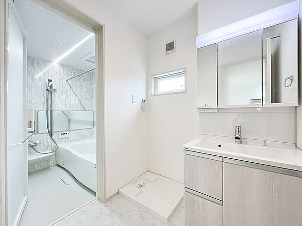 【洗面化粧台】ゆとりの洗面スペースで朝の身支度も快適スムーズに。３面鏡で髪のセットやお化粧もストレスなくこなせ、朝から気分良く通勤通学に向かえそうですね！鏡の裏にはたっぷりと収納スペースを標準装備！