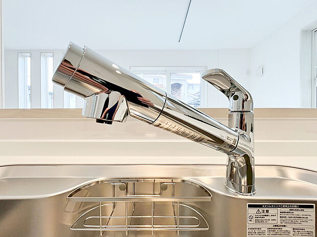 【浄水器】キッチンには浄水器を標準装備。最近は水を飲むという場面以外にも料理で使用したり、野菜を洗う場合もキレイな水で洗いたいという人が増えてきています！赤ちゃんのミルク用としても重宝いただけます。