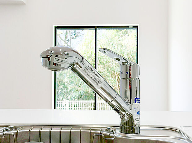 【浄水器】キッチンには浄水器を標準装備。最近は水を飲むという場面以外にも料理で使用したり、野菜を洗う場合もキレイな水で洗いたいという人が増えてきています！赤ちゃんのミルク用としても重宝いただけます。