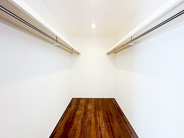 【ウォークインクローゼット】ウォークインクローゼットのある住まいで収納上手な生活を実現！衣類だけでなく、箱物や思い出の品もたっぷり収納できますので、整理整頓おしまい頂けたら居室空間をより広々とお使いいただけます！