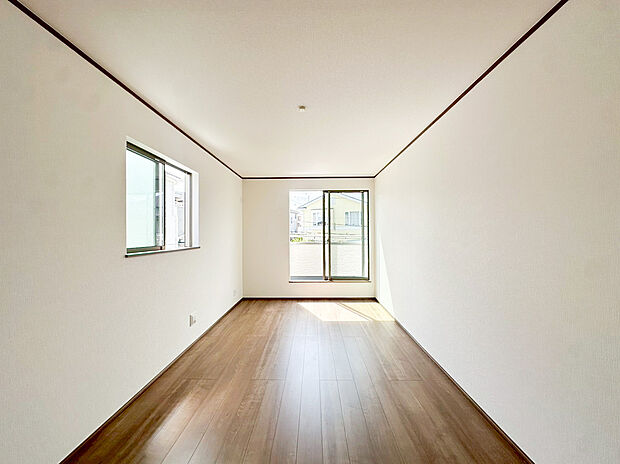 【居室】2面採光でお部屋の隅々まで明るい印象の居室。おひさまの光を、爽やかな風をたっぷりと取り込めます。居室内はいつも明るい印象ですので、気持ちの良い朝を迎えられそう。毎日の生活も自然と明るくなりますね。