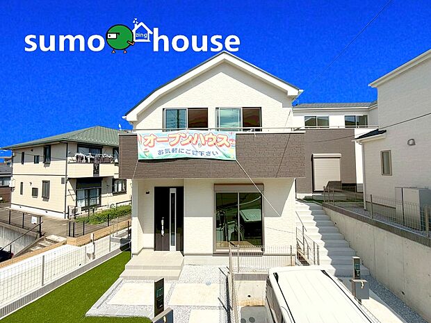 【洗練されたデザイン】閑静な住宅地に馴染む落ち着いた色合いの外観。長く愛着を持って住んで頂きたいからこそ飽きのこないシンプルな色目に仕上げました。外壁には耐久性・防汚性に優れたサイディング材を使用しております！