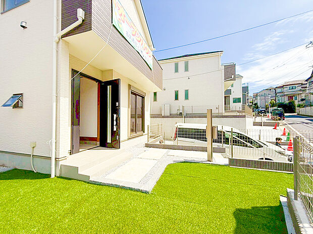 【落ち着いた住環境】四季の移り変わりを感じられる贅沢な空間。緑の潤いを感じられる環境でホッと生活できそうです。お好みの木々やお花を植えられるスペースもありますので、ちょっとしたガーデニングも楽しめます。