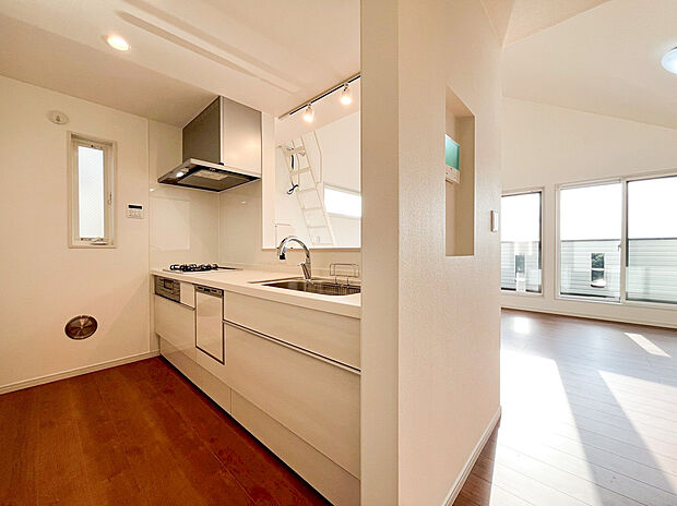 【キッチン】キッチン上部は吹き抜けから差し込む陽光で満たされ、作業中も開放感たっぷり。家族との会話が自然と弾む、暮らしの中心にふさわしい心地よい空間となっています。