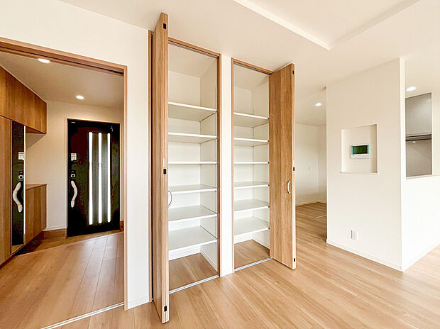 【リビング収納】なにかと物が溢れがちなリビングに、マルチにご使用いただける収納スペースを設けました!お子様のおもちゃやお掃除用具、書類関係などもスッキリ片付けておけるのでごちゃごちゃせず、リビングが広々使えます!