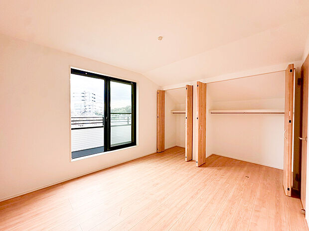 【居室】2面採光でお部屋の隅々まで明るい印象の居室。おひさまの光を、爽やかな風をたっぷりと取り込めます。居室内はいつも明るい印象ですので、気持ちの良い朝を迎えられそう。毎日の生活も自然と明るくなりますね。