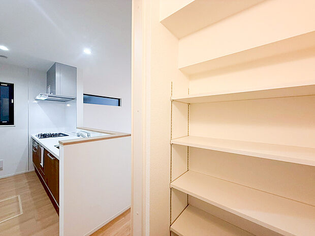 【パントリー収納】キッチン横にはパントリースペースを完備。食べ盛りのお子様がいるご家庭や平日共働きで忙しくなかなか何度も買い物に行けないママにとって非常に便利な収納スペースです。あったらいいなが標準装備の家です。