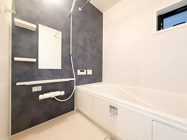 【ユニットバス】ゆったり入れる一坪バス。足を伸ばして入れるサイズは一日の疲れを癒すのに嬉しい広さですね。またお子様と一緒の入浴も充分な広さです。追い焚き機能や保温機能付きで快適なバスタイムをお楽しみください。