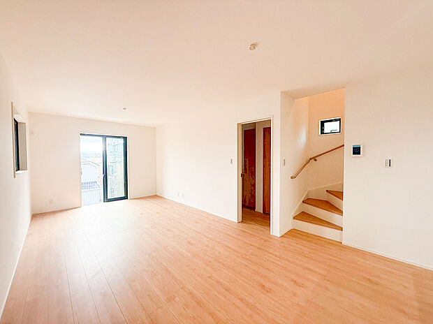 【リビング】ＬＤＫのメインとなる大きな窓。大きめの開口部から暖かい日差しが長い時間射し込みます。天気の良い日は是非窓を開けて風通しの良さもご体感下さい。明るいＬＤＫがご家族団欒の時を包みます。