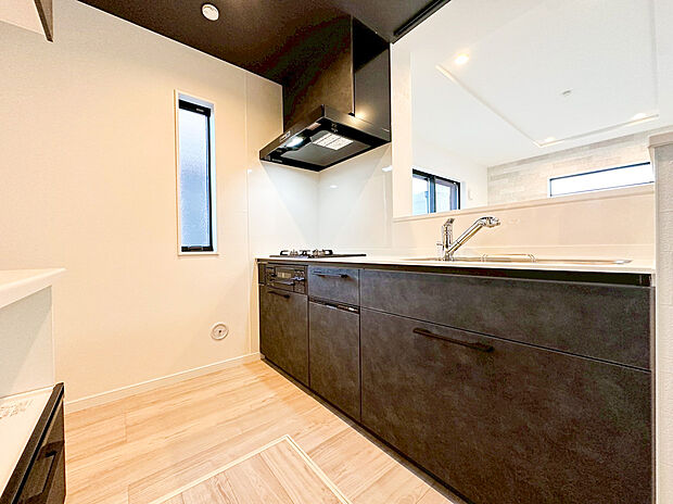 【キッチン】キッチンから室内が見渡せる対面式で、家族との会話も弾みます 。折り上げ天井の意匠が、日常にワンランク上のゆとりを演出する住まいです 。