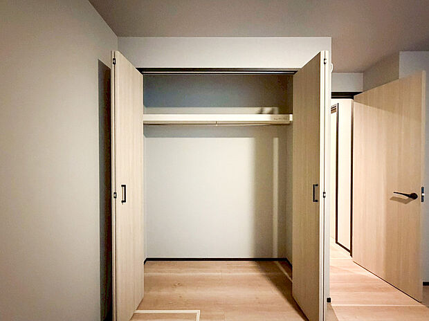 【居室収納】全居室には大型の収納クローゼットを完備!普段使いのお洋服や小物はもちろん、季節物のお洋服などもしっかりと整理整頓おしまい頂けます。居室空間をより広く隅々までお使いいただけますね。
