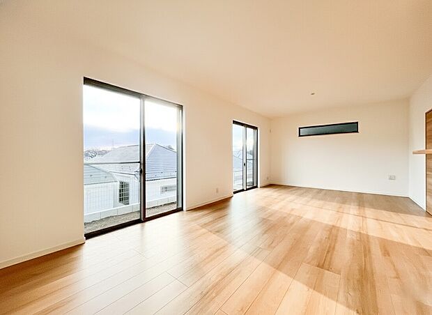 【リビング】南向きの大きな窓からは一日中明るい光が注ぎ、家族で過ごす時間をより豊かに演出。木の温もりを感じるナチュラルな空間は、どんな家族構成にもフィットする優しさに満ちています。