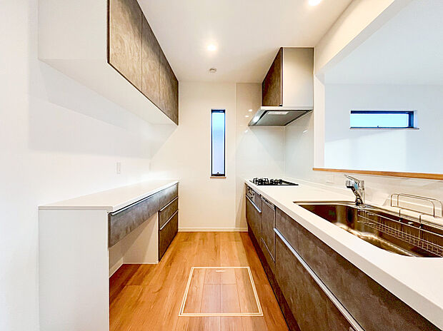 【システムキッチン】新しいキッチンは食事の支度が捗ります。お手伝いをしてくれるお子様と並びながら準備や片付けが出来るキッチンは、ご家族のコミュニケーションを育む場として活躍します。何気ない時間ですが、大切にしたいですね。