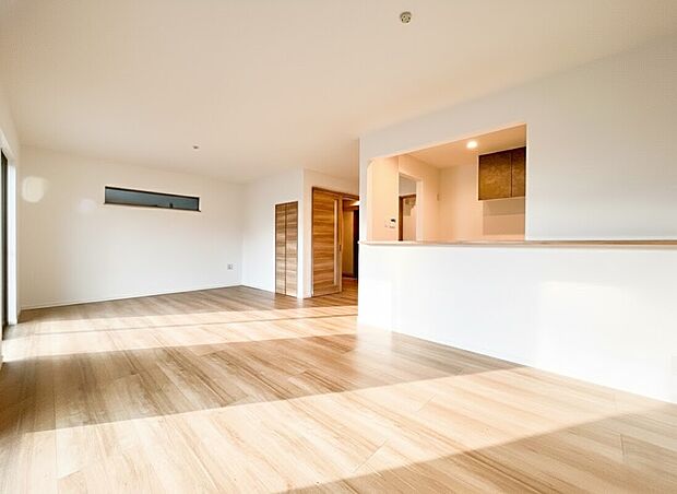 【リビング】家族の笑顔が自然に集まる、陽だまりのリビング。 キッチンからリビング全体が見渡せるオープンな設計で、料理中もお子様の様子を見守れる安心感があります。