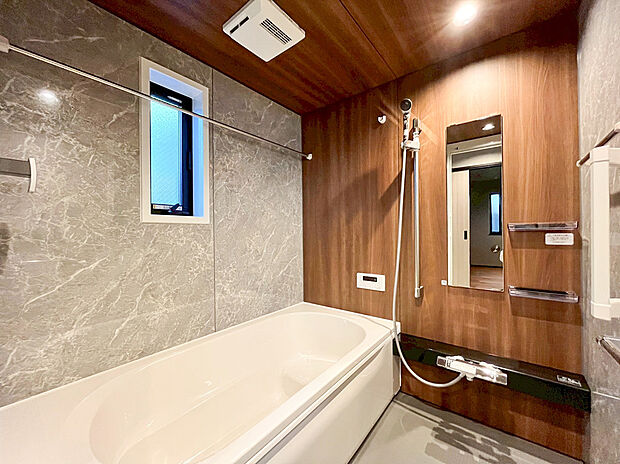 【ユニットバス】ご家族との憩いの場として、一日の疲れを癒す場として、ゆったりと足を伸ばしてくつろげる綺麗で清潔感のある色味の浴室。気持ちの良い光と爽やかな風をたっぷりと取りこめる開閉式の窓も設置しています。