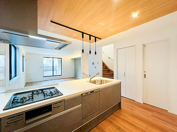 【キッチン】開放感あふれる対面式キッチンは、リビング全体を見渡せ、お子様を見守りながら料理が楽しめます。スタイリッシュなレンジフードと、調理をサポートする3口コンロを搭載。