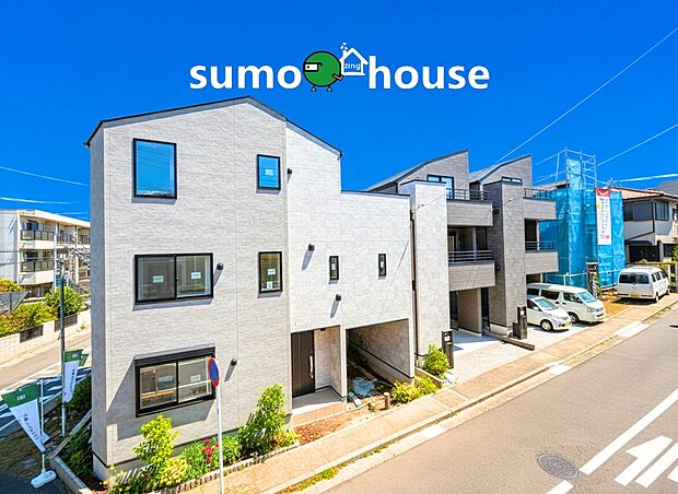 【洗練されたデザイン】閑静な住宅地に馴染む落ち着いた色合いの外観。長く愛着を持って住んで頂きたいからこそ飽きのこないシンプルな色目に仕上げました。外壁には耐久性・防汚性に優れたサイディング材を使用しております！