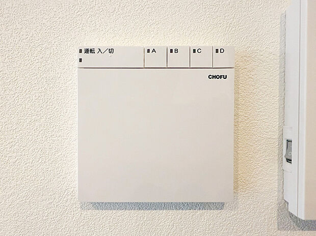 【床暖房】空気もクリーンでご家族に優しい床暖房付。足元からポカポカ温めるので空気を乾燥させることがなく、小さなお子様やお肌を気にする女性にもピッタリ。暖かな部屋に自然と集まるので、団らんの時間が増えますね！