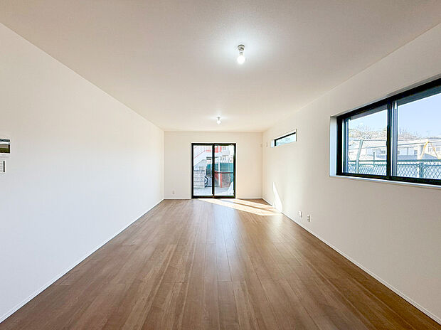 【リビング】対面式キッチンからはリビング全体が見渡せるため、家事をしながら家族との会話を楽しめるのも魅力です 。広々とした空間は家具の配置もしやすく、家族が集まる心地よい団らんの場を叶えます。