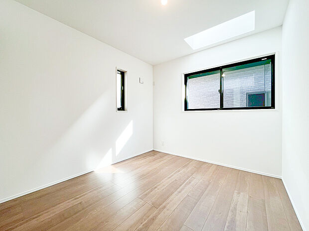 【洋室】明るい光が優しく降り注ぐ、天窓を設けた居室のご紹介です。通常の窓に加え、高い位置にあるトップライトから自然光を効率よく取り込めるため、お部屋全体が開放感あふれる明るい空間となっています 。