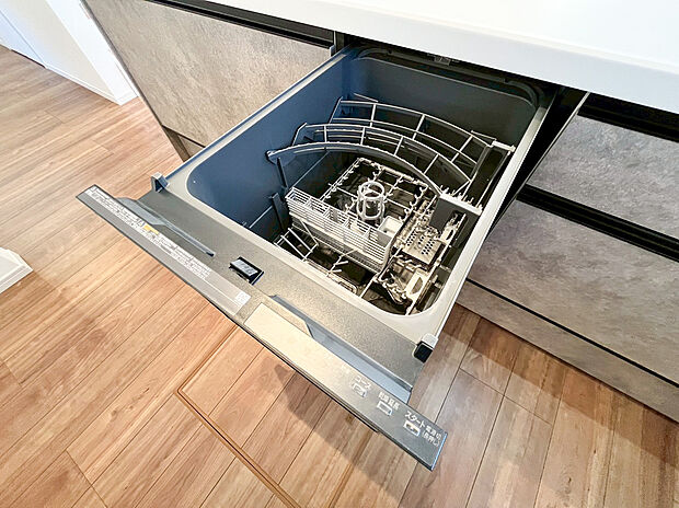 【食洗機】食器洗乾燥機付きで家族の食器もピカピカ。後片付けもラクラクこなせて、環境にもママの手にも優しい設備です。システムキッチン内に納まっているので、お料理の邪魔にもならずスッキリ快適にご利用いただけます。