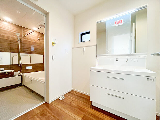 【洗面化粧台】たっぷりの大型収納を設けたシャワー付き洗面台で快適な暮らしを。収納力と機能性に優れたお手入れラクラクのゆったりとした洗面台で、朝の忙しい時間でも身支度準備がスムーズに出来そうですね。