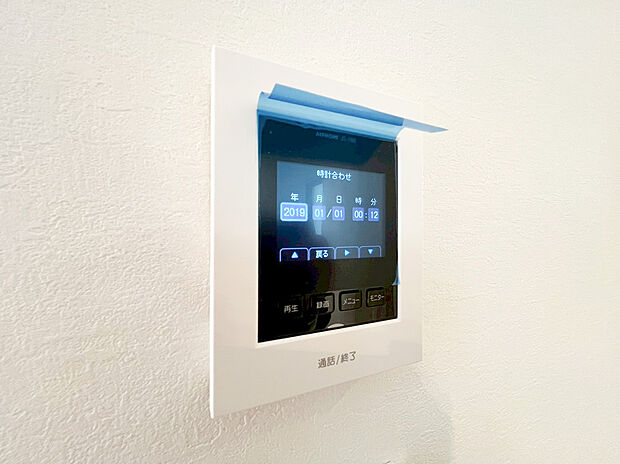 【TVモニター付きインターフォン】ＴＶモニタ付インターホンでセキュリティ面にも配慮。来客を確認できるだけでなく、録画機能で留守中の来訪者の確認ができます！学校から帰ったお子様のお留守番にも安心なセキュリティ設備ですね。