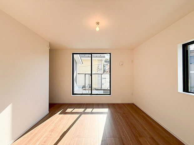 【居室】主寝室には約10.5帖のゆとりと大容量ウォークインクローゼットを確保しました。全居室収納付きで、ご家族の荷物もすっきり収納可能！デザイン性にもこだわった一邸です。