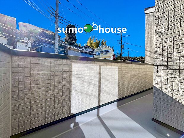 【落ち着いた住環境】周囲に高い建物がなく、抜けるような青空と緑豊かな街並みを一望できる贅沢な空間です 。南西向きの設計で陽当りも良く、清潔感のある白い外壁が光を反射して、室内まで明るい陽光を届けます 。